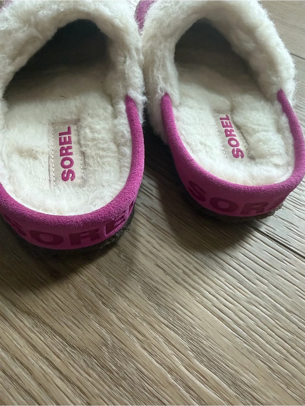 SOREL Nakiska II Pink Holographic Foil Dot Suede Mule Slippers Size 4